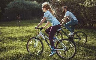 couple riding bikes as a fun sober activities - recreational therapy