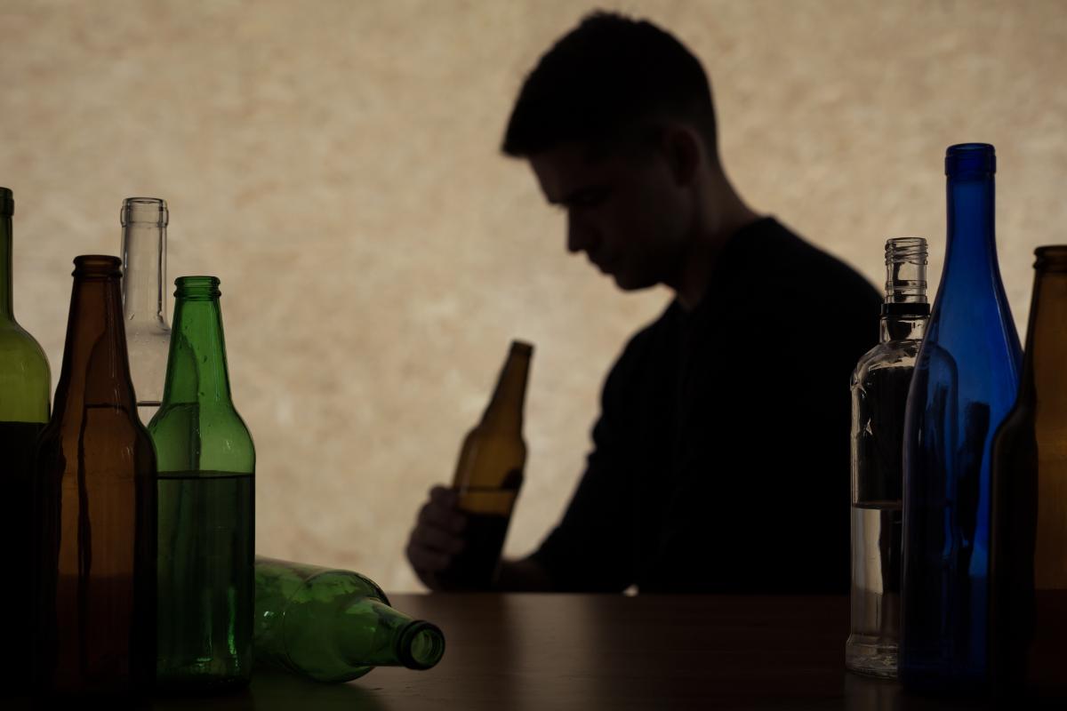 teen struggles with signs of alcohol addiction